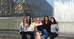 Girls on Le Louvre mesuem