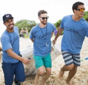IVHQ volunteer beach clean up in Hawaii
