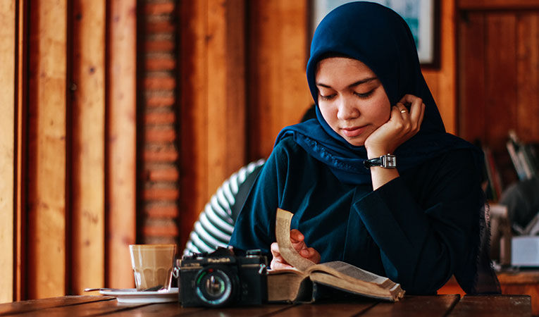muslim girl reading text
