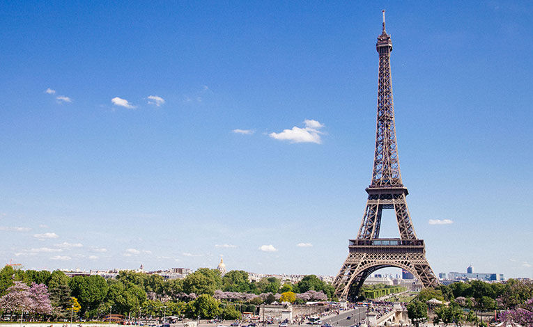Snag These 5 Paris Internships for Summer 2025