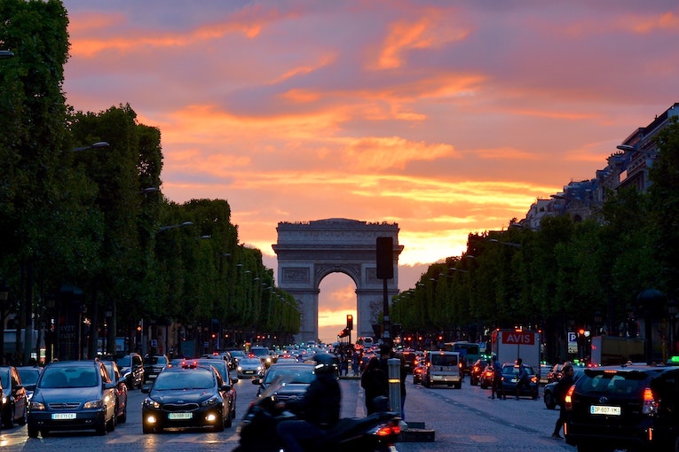arc de triomphe in paris at sunset